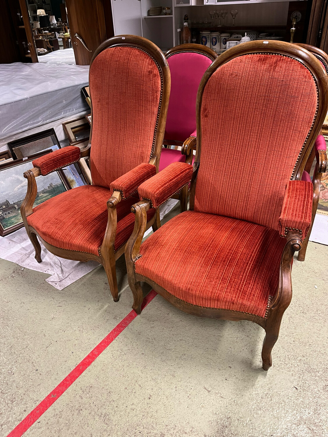 Paire de fauteuil voltaire pouvant former paire à dossiers inclinables, garniture en velours brique.