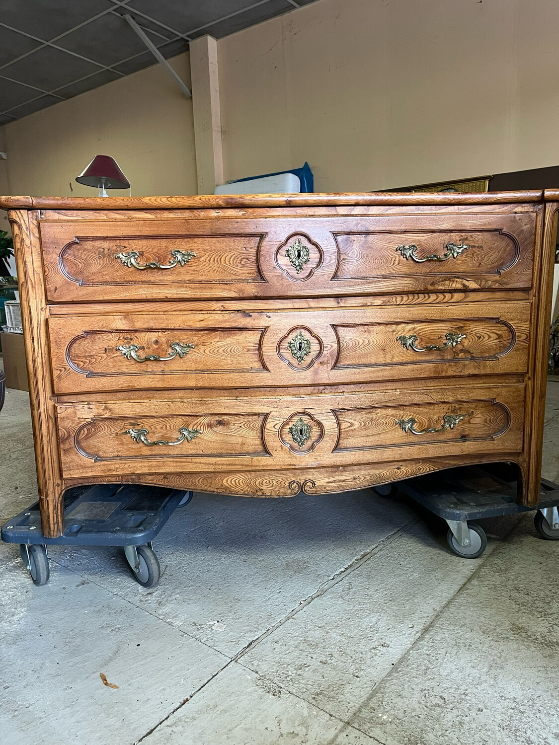 Commode parisienne galbée en chêne mouluré et teinté ouvrant à trois tiroirs. XIXe siècle - H 77,5 x L 128 x P 64,5 cm