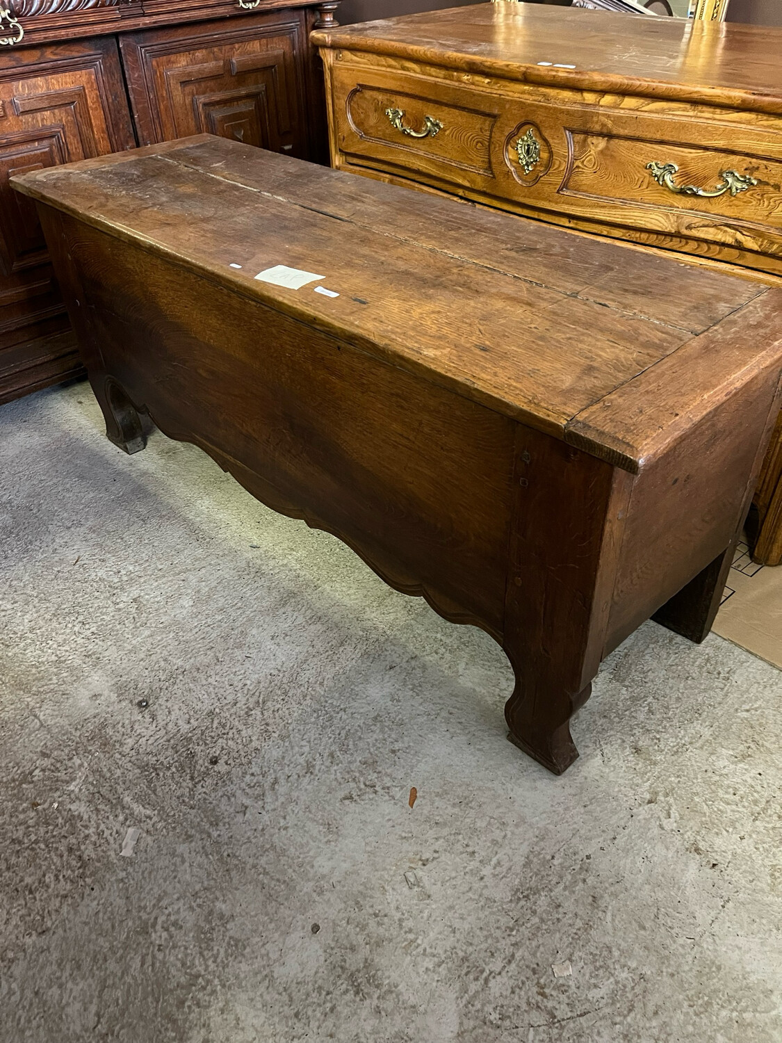 Coffré rectangulaire en chêne clair. Fin XIX - 60x 138 x 45 fente à l’abattant