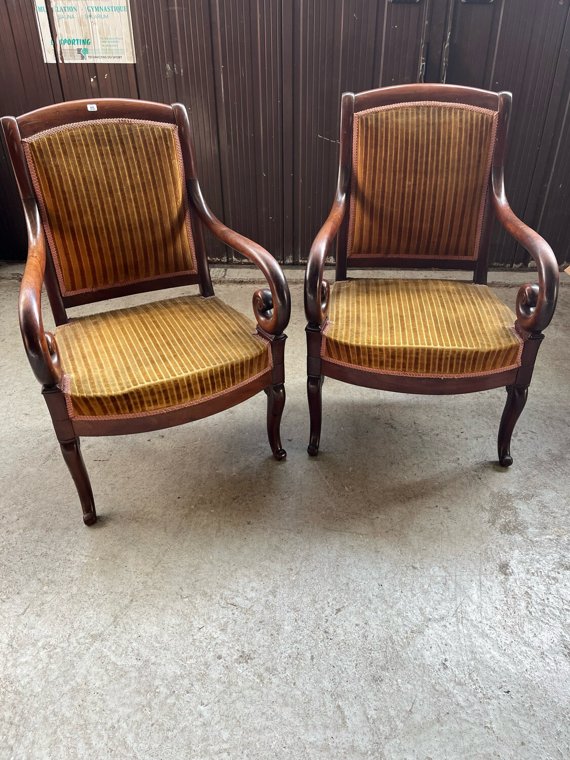 Paire de fauteuil a crosses en acajou et placage d’acajou.