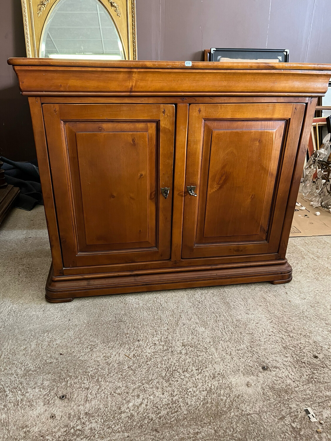 Buffet bas de forme rectangulaire ouvrant par deux porte en façade en bois fruitier - 100 x 44 x H 82,5 cm