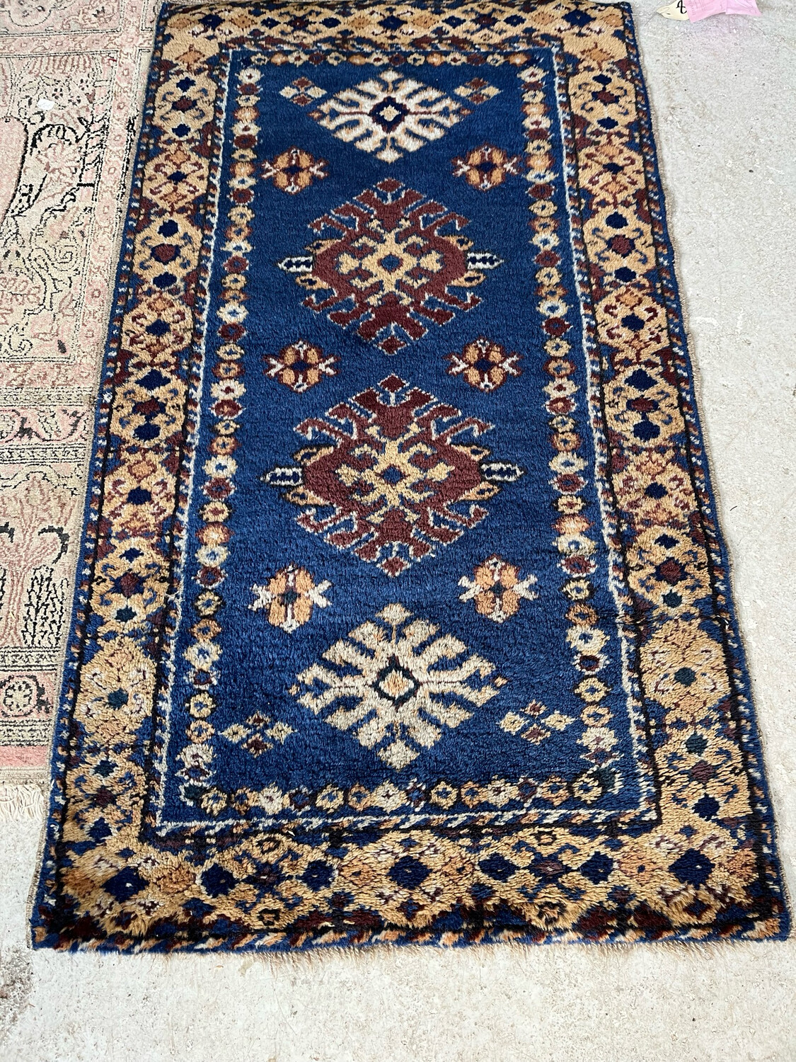 Petit tapis de couloir perse à quatre cartouches marrons sur fond bleu marine - 117 x 65 cm
