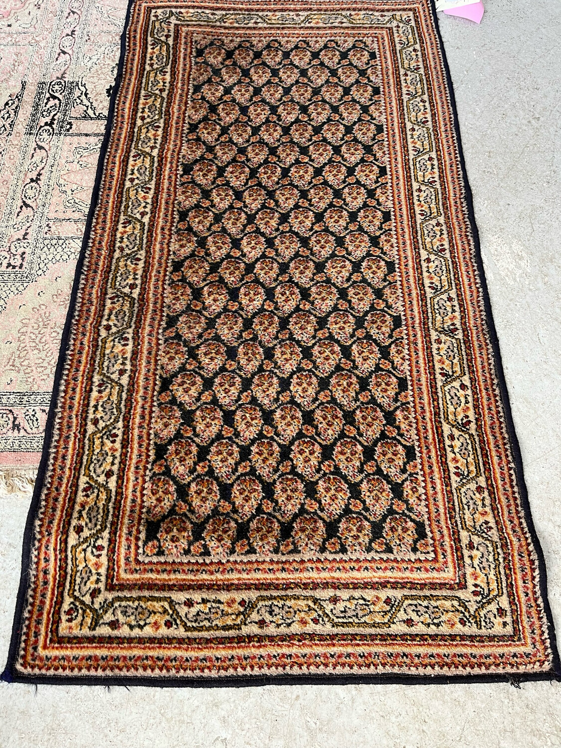 Petit tapis de couloir iranien à décor de botehs sur fond marine et bordure végétale crème - 136 x 68 cm