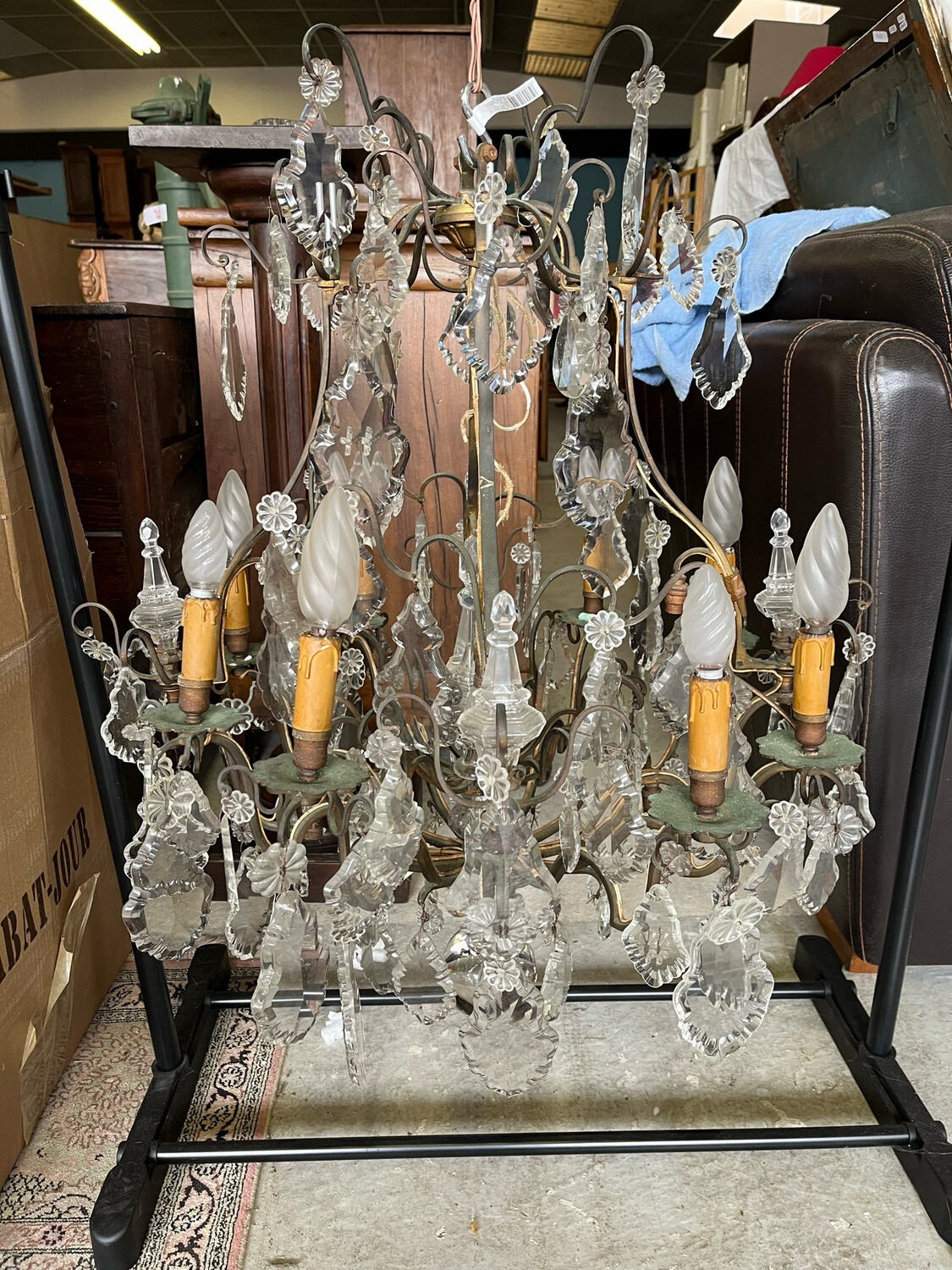 Lustre à pampilles à monture en métal doré et à huit bras de lumière - h : 85 cm x D 70 cm