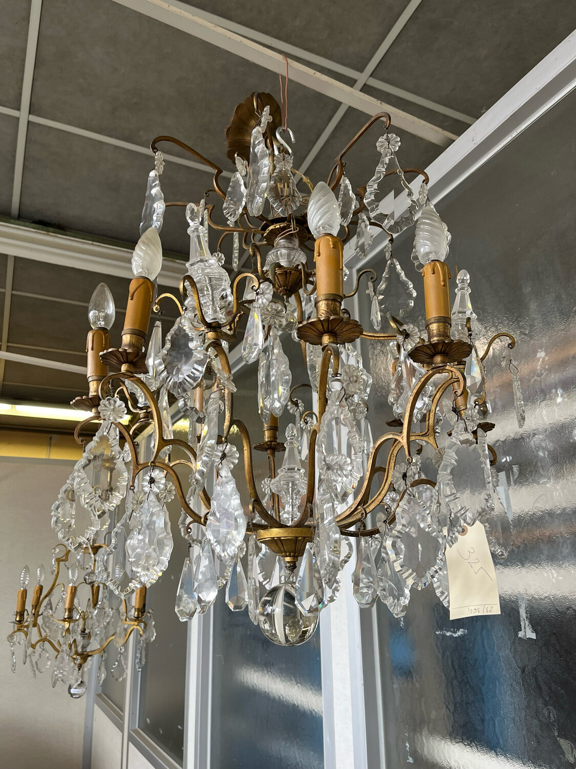 Lustre à pampilles à monture en métal doré et à huit bras de lumière - H 70 x D 60 cm