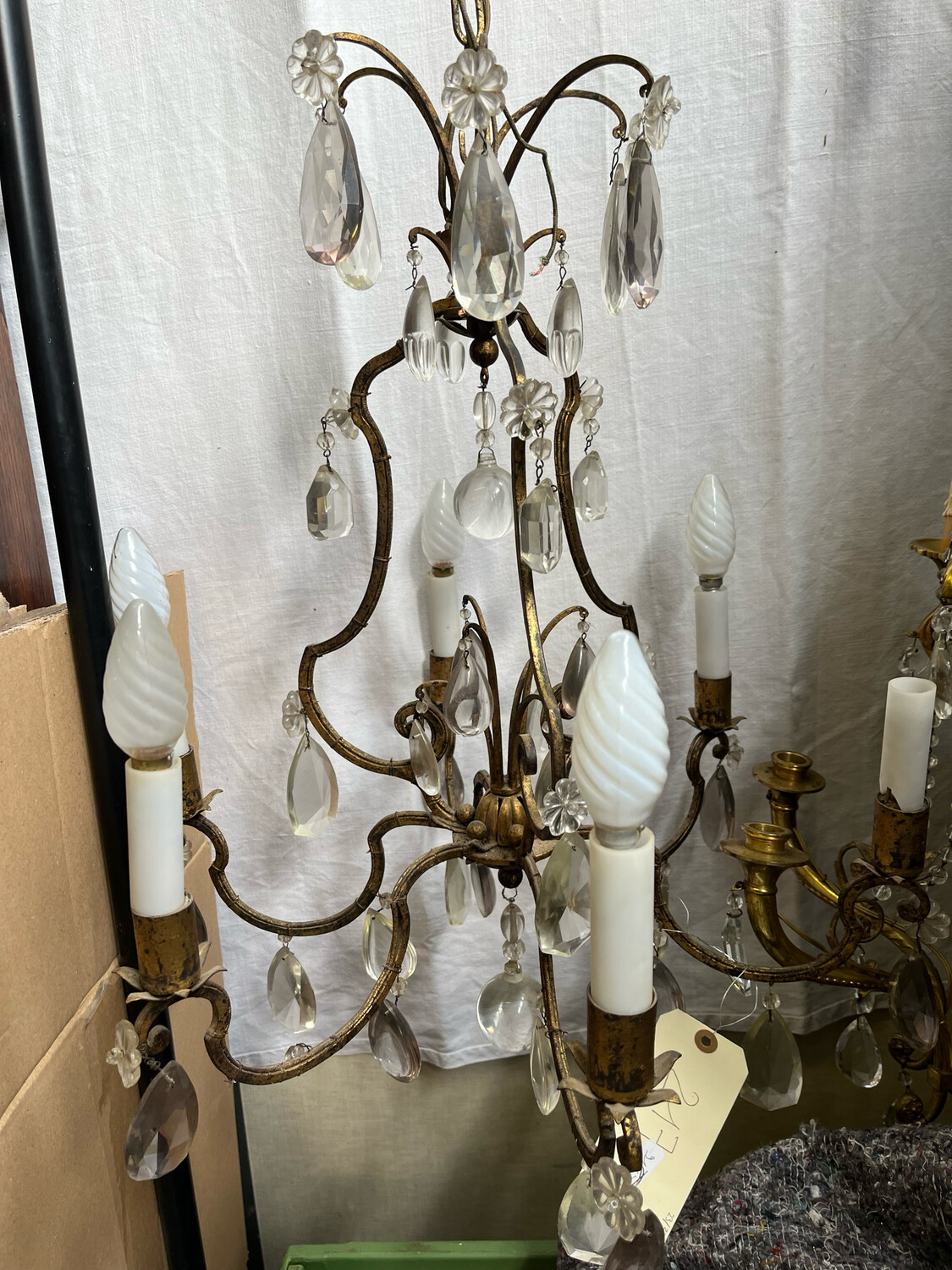 Lustre à pampilles à six bras de lumière, armature en métal doré - H 55 cm