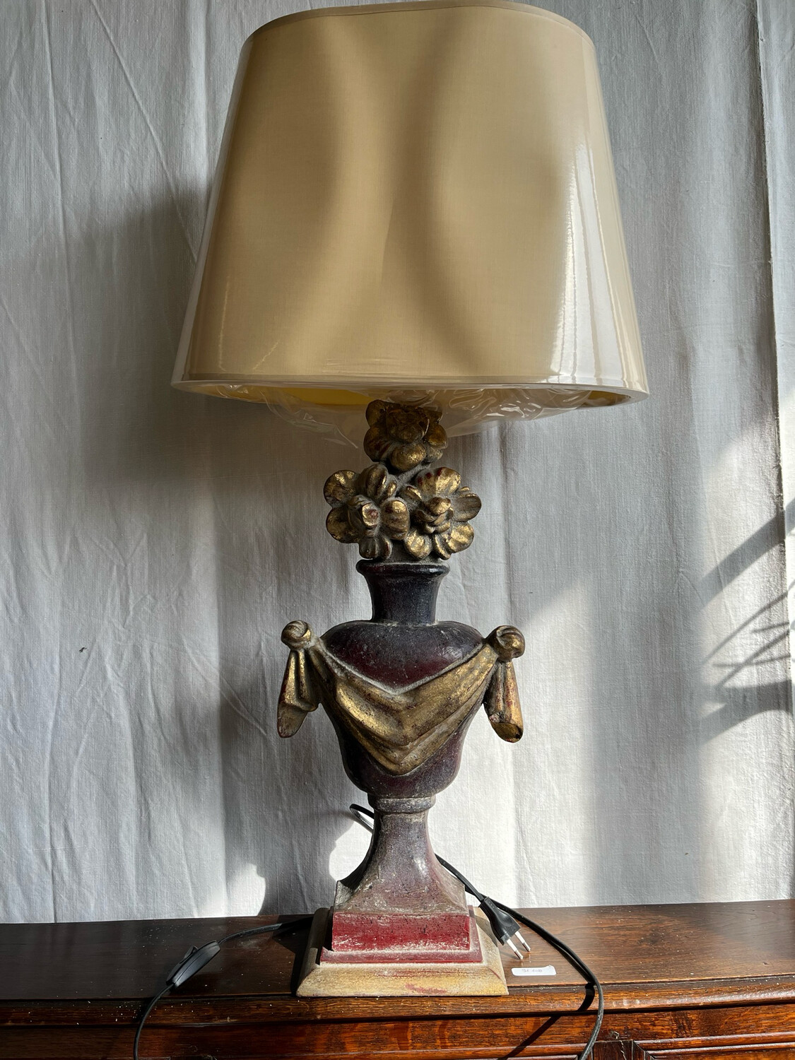 Lampe en bois sous forme de vase rouge et doré - H 80 cm