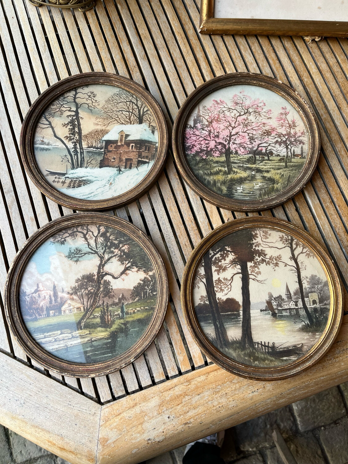 Lot de cadres ronds représentant les 4 saisons - diam. 23,5 cm