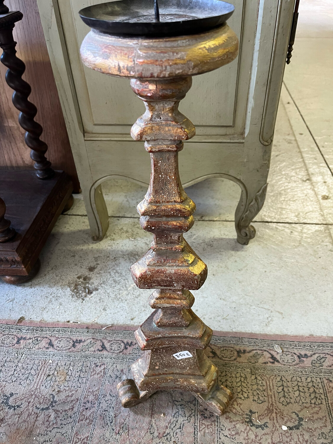 Paire de Pic-cierges en bois patiné vieilli - H 66 cm