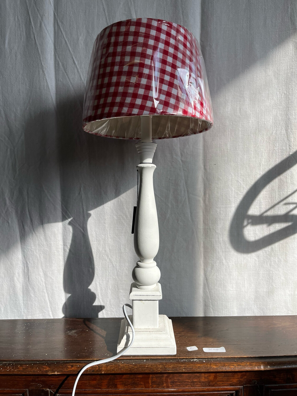 Lampe en bois peint en blanc - H 54 cm