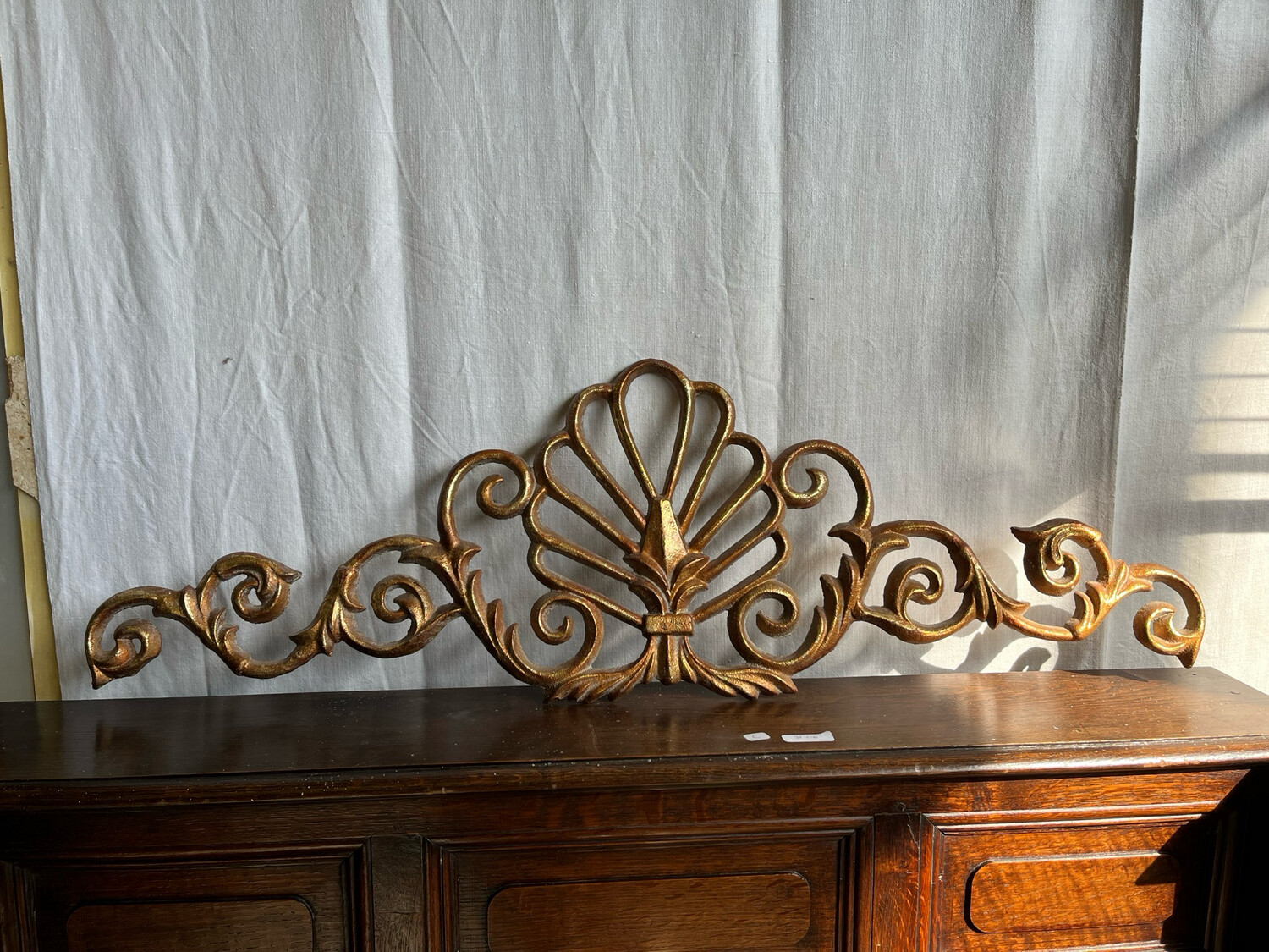 Fronton en fonte dorée - 92 x 30 cm