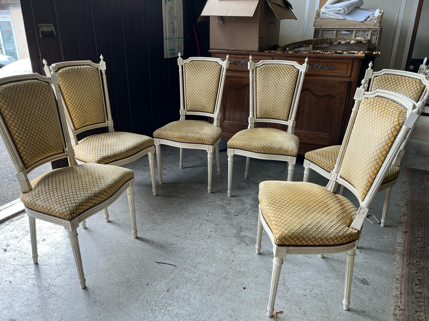 Suite de six chaise de style Louis XVI en bois laqué blanc, garniture de velours or