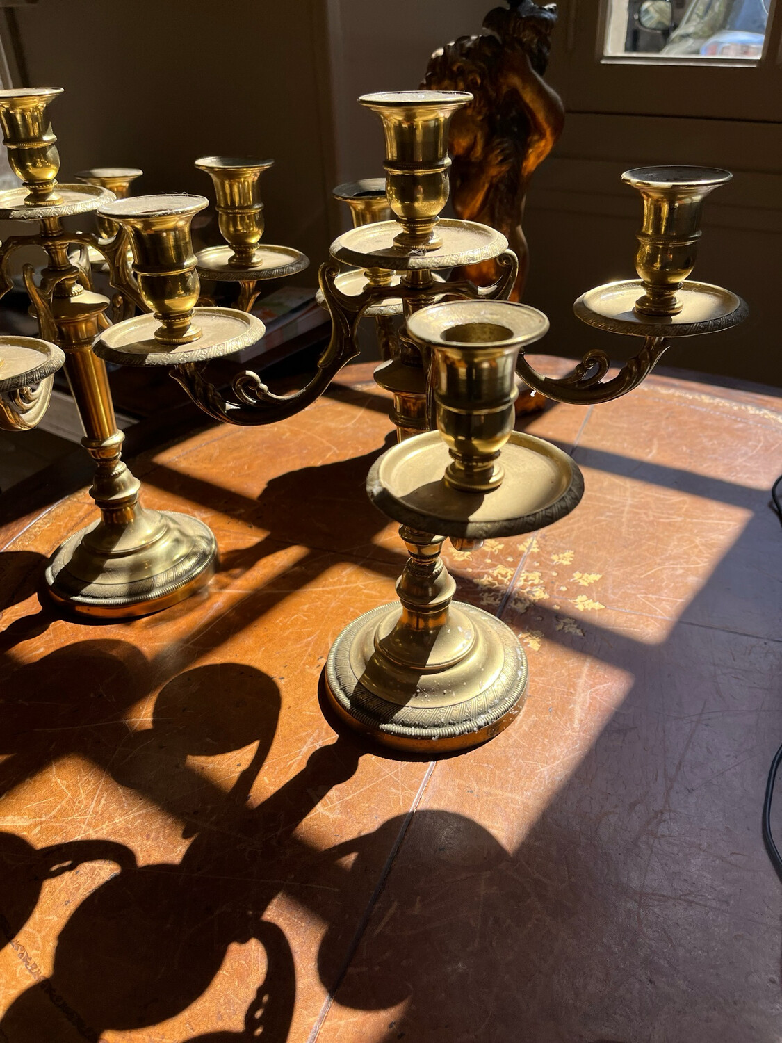 Magnifique  Paire de bougeoirs dorés H 34 cm