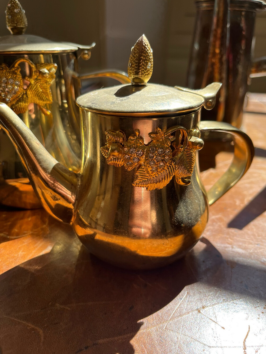 Lot de deux théières dorées