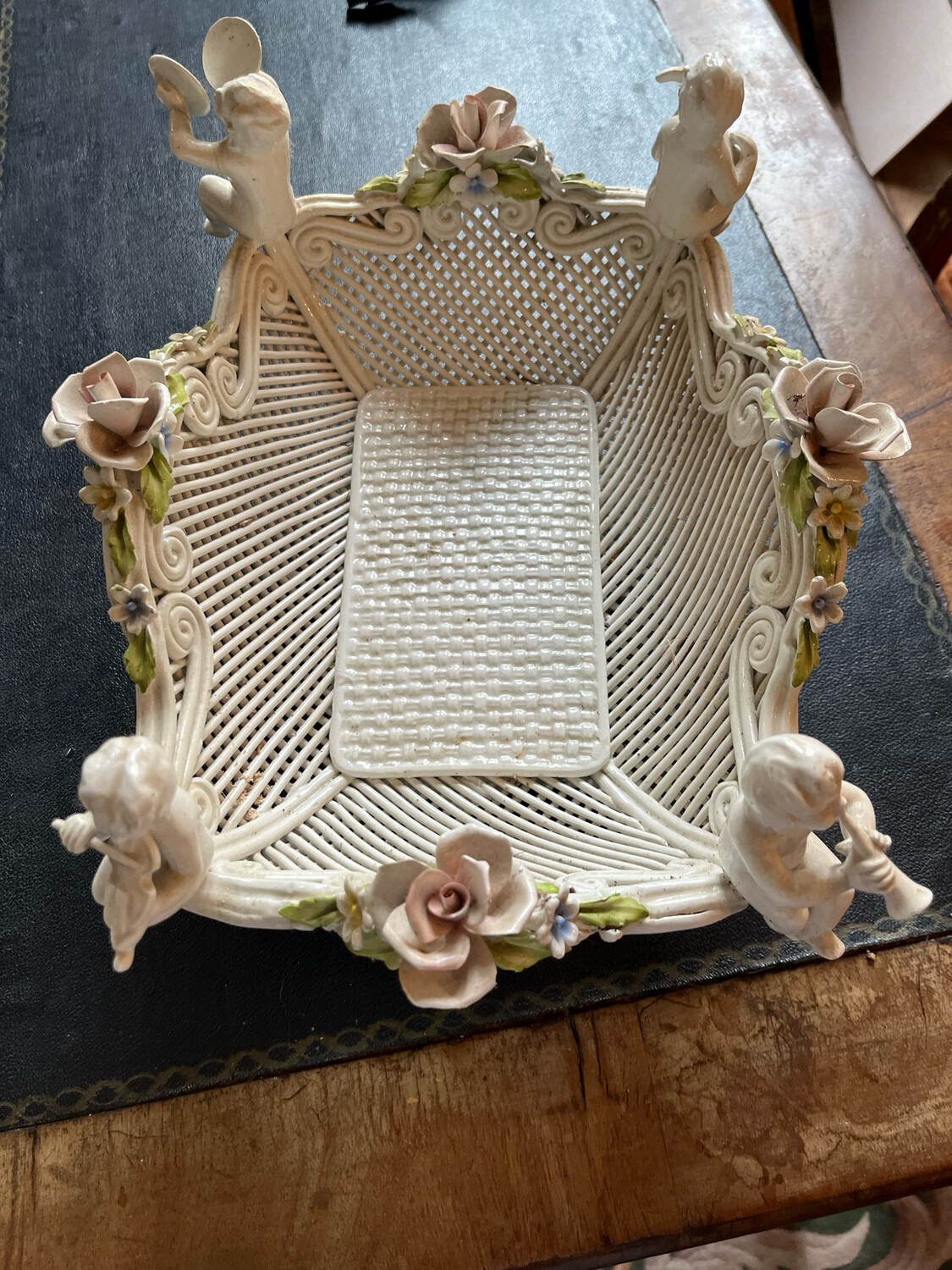 Panier à fruits, décor floral avec quatre anges posés sur les angles - 26 x 32 cm