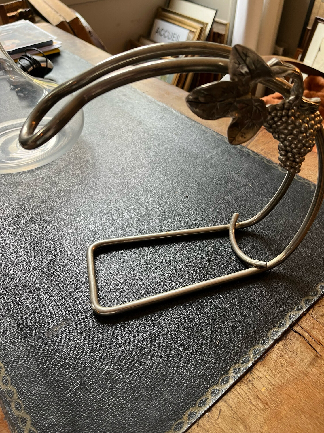 Porte bouteille en métal argenté, décoré par une grappe de raisin - H 22 cm