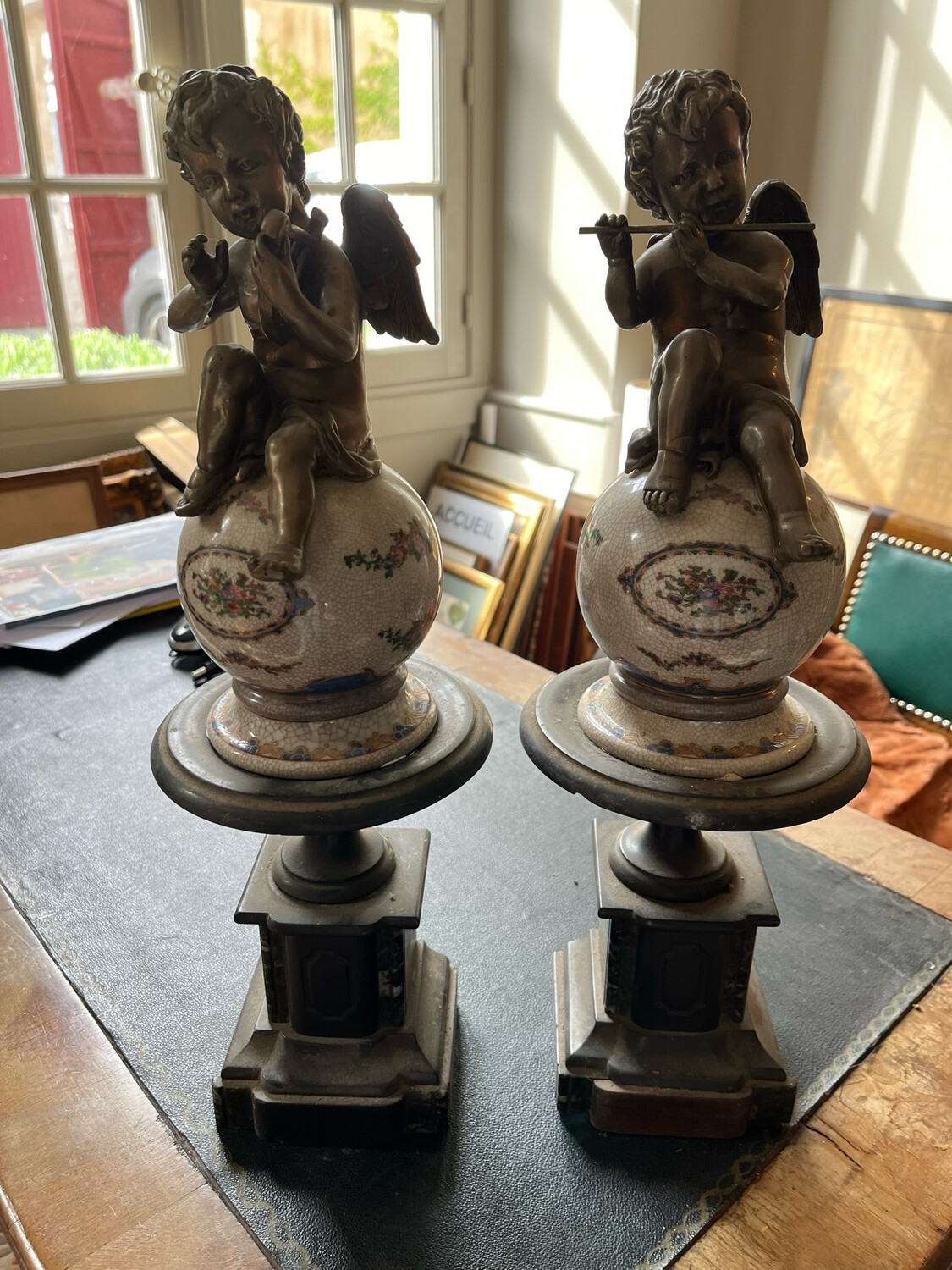 Paire d’angelot assis sur une boule - H 45 cm