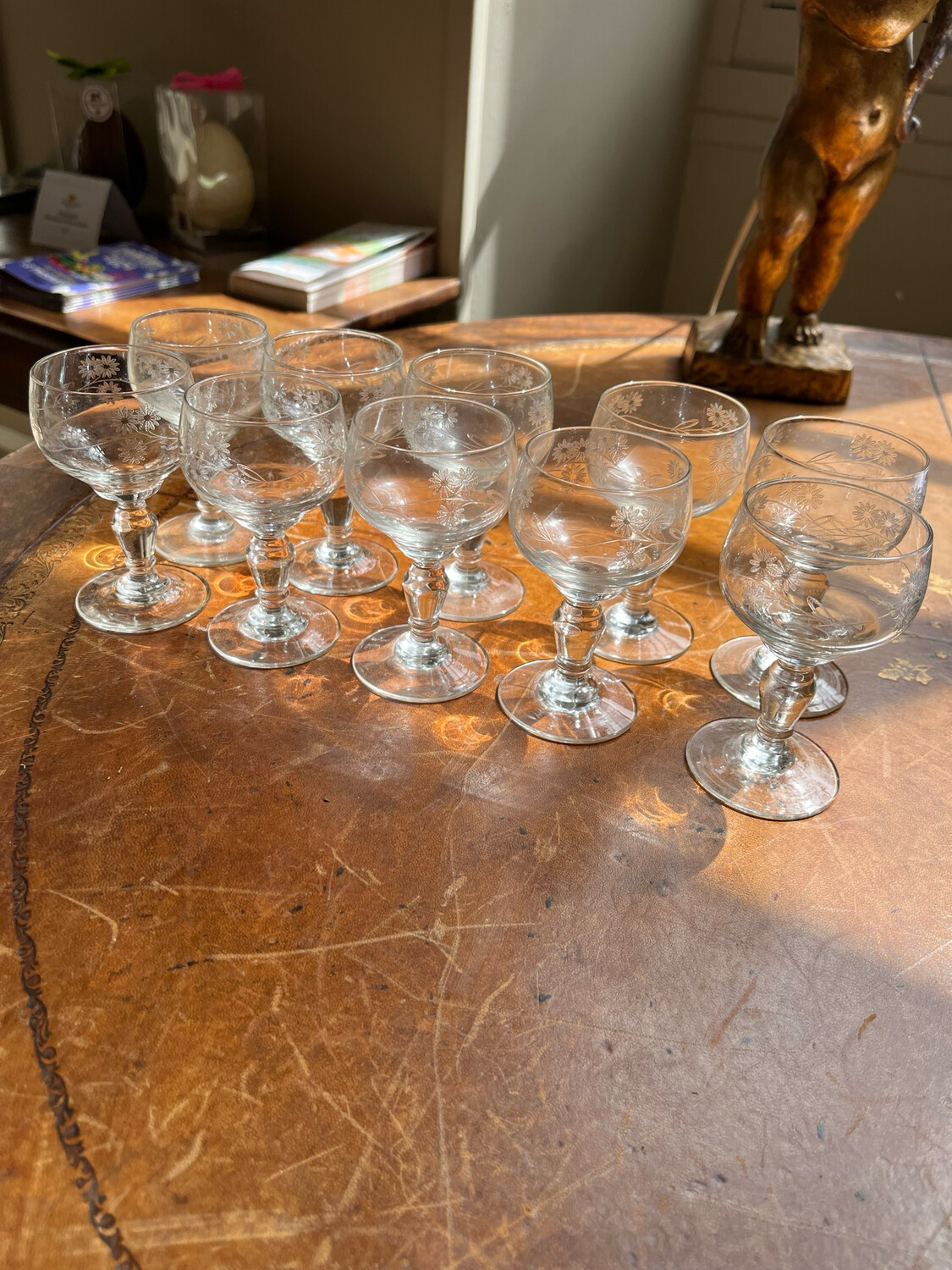 Lot de 8 verres à motif floral - H 9,5 cm