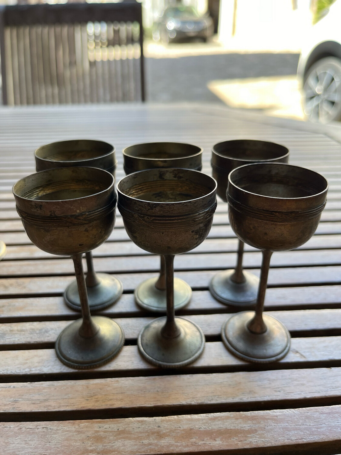 Lot de 6 verres à pied en métal argenté - H 8,5 €