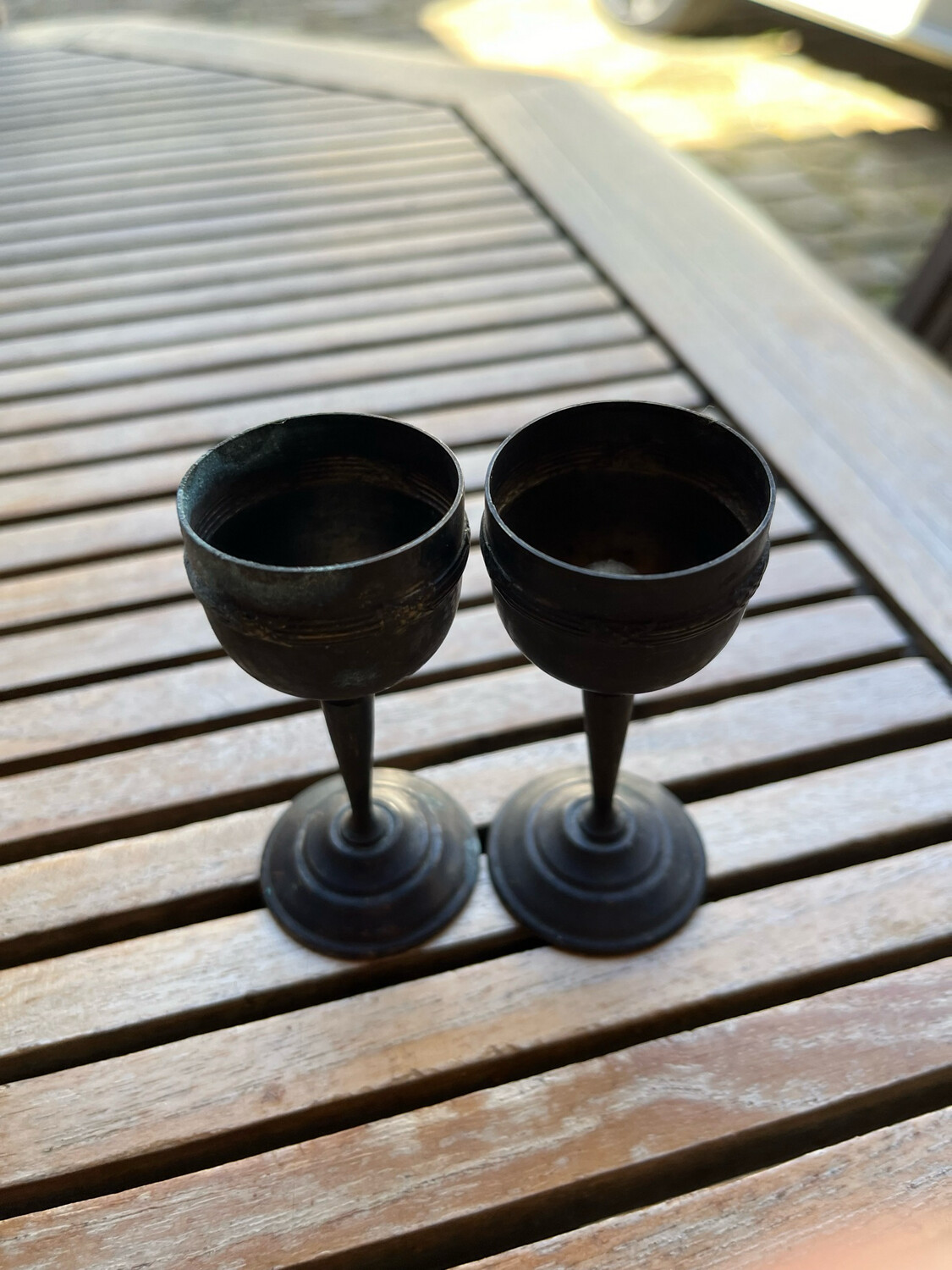 Paire de gobelets à pied noirci - H 8 cm