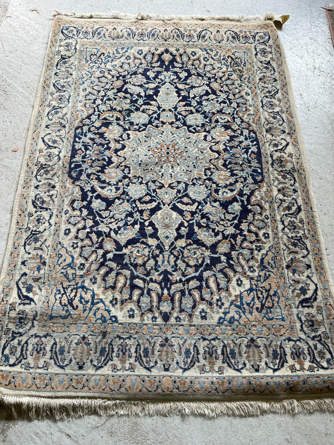 IRAN. Tapis en laine à fond beige et décor floral. - 119,5 x 180 cm