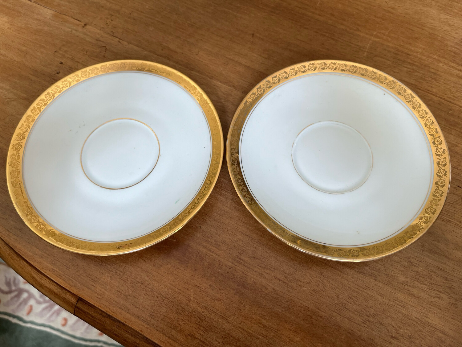 Paire d’assiettes en porcelaine, à décor de feuilles dorées - D 17 cm