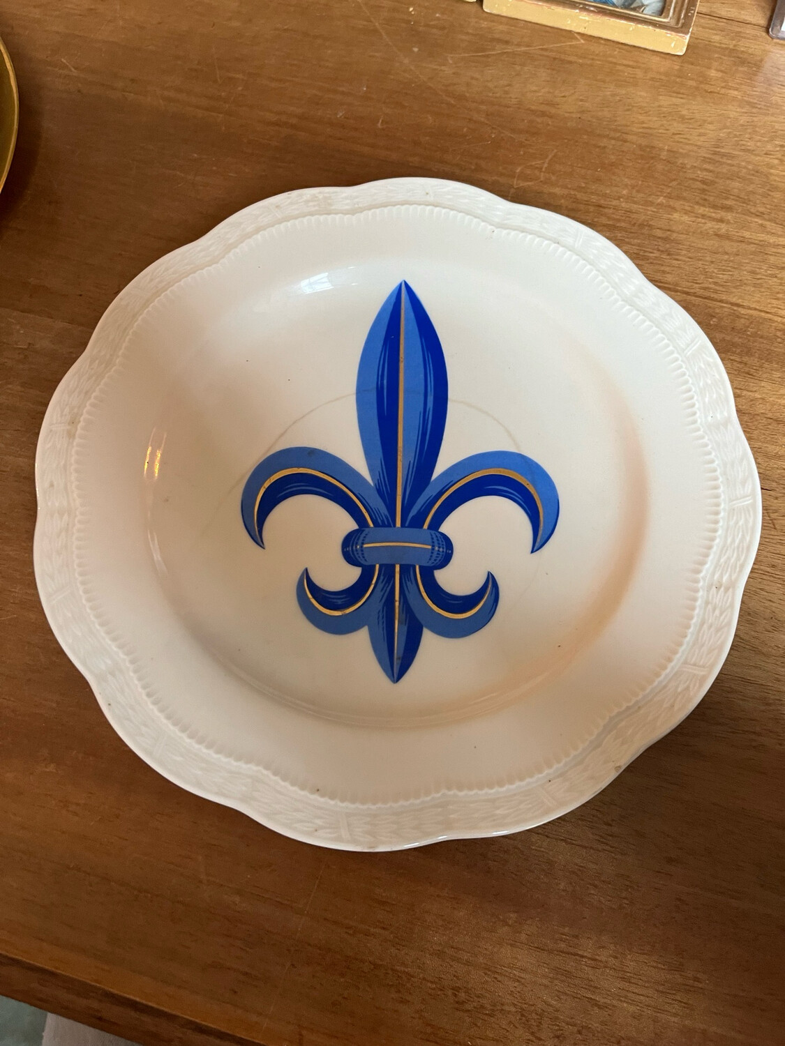 Assiette décorative, fleur de lys - D 23 cm