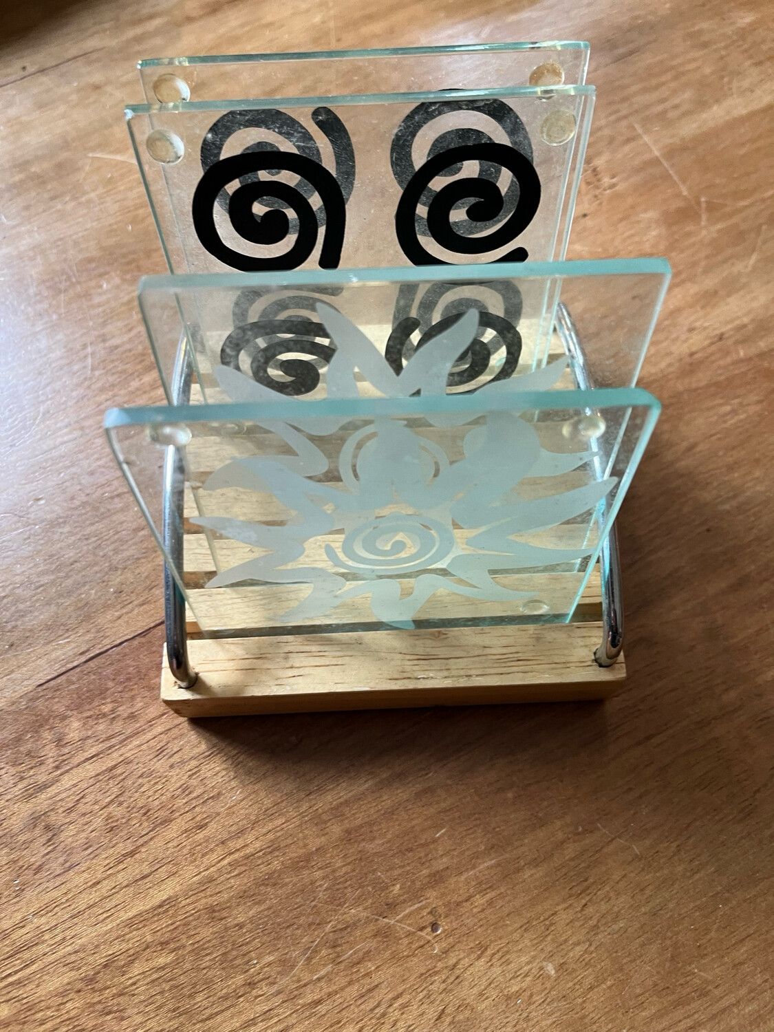 Lot de 4 dessous de verre dans son rangement en bois