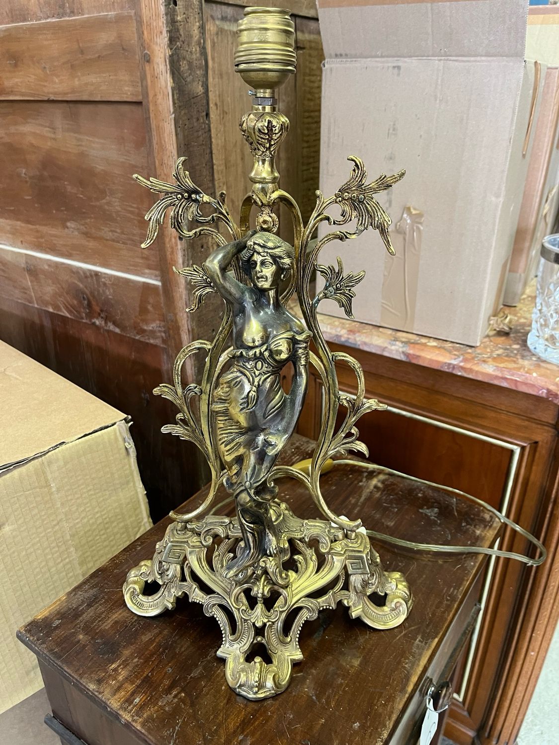 Lampe de table représentant une femme - 47 cm