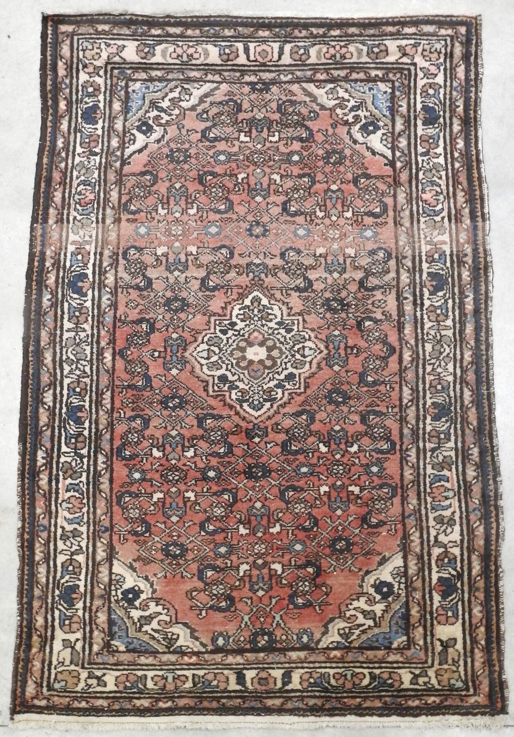 IRAN. Tapis noué main à motifs stylisés dans les teintes rose et blanche. 136 x 210 cm.
Usures d'usage