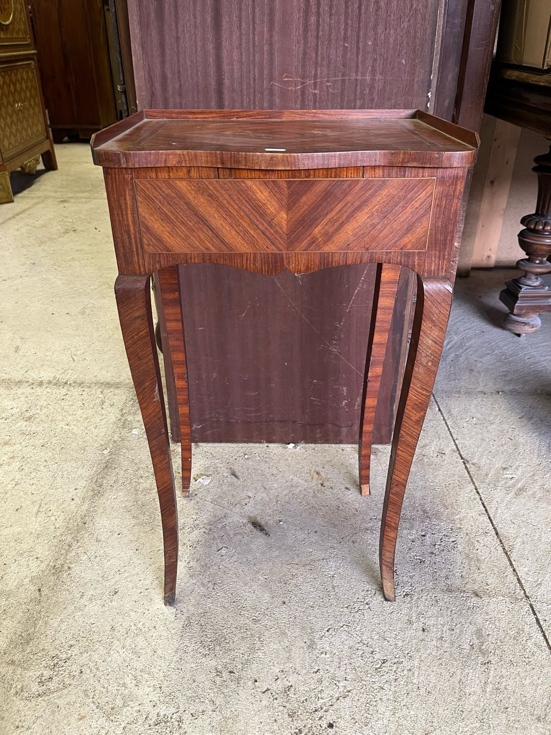 Chevet de style Louis XV en bois de placage à décor floral marqueté, un tiroir latéral - 68 x 37,5 x 28 cm