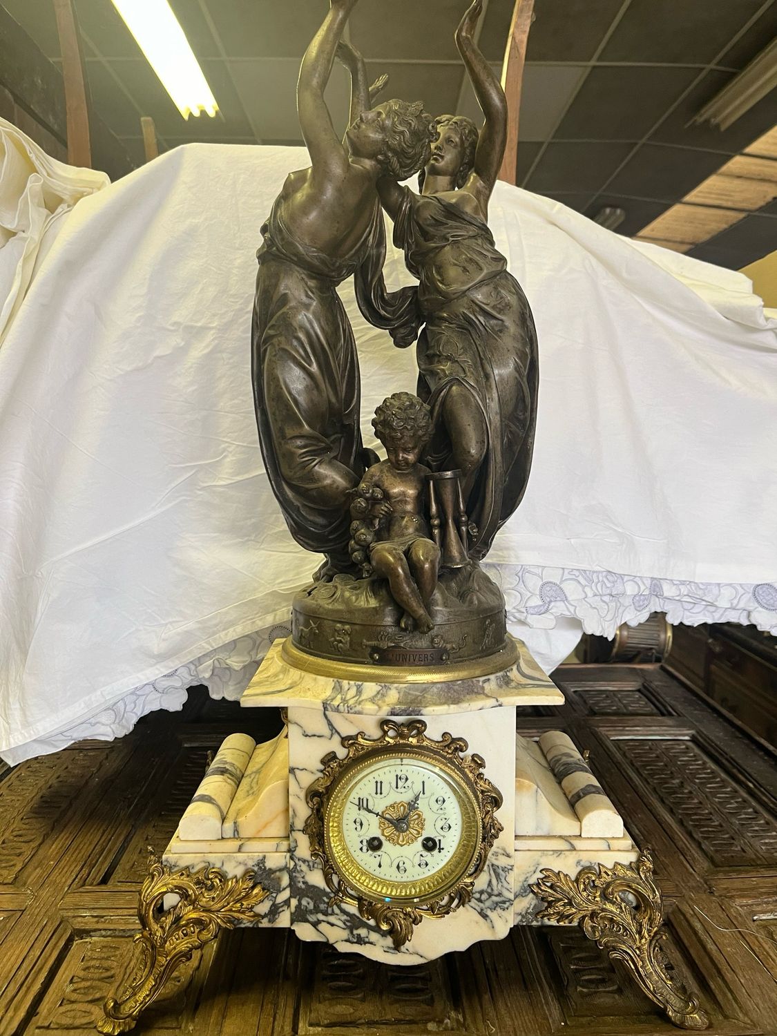 Pendule en marbre blanc, « l’univers » - H 72 cm