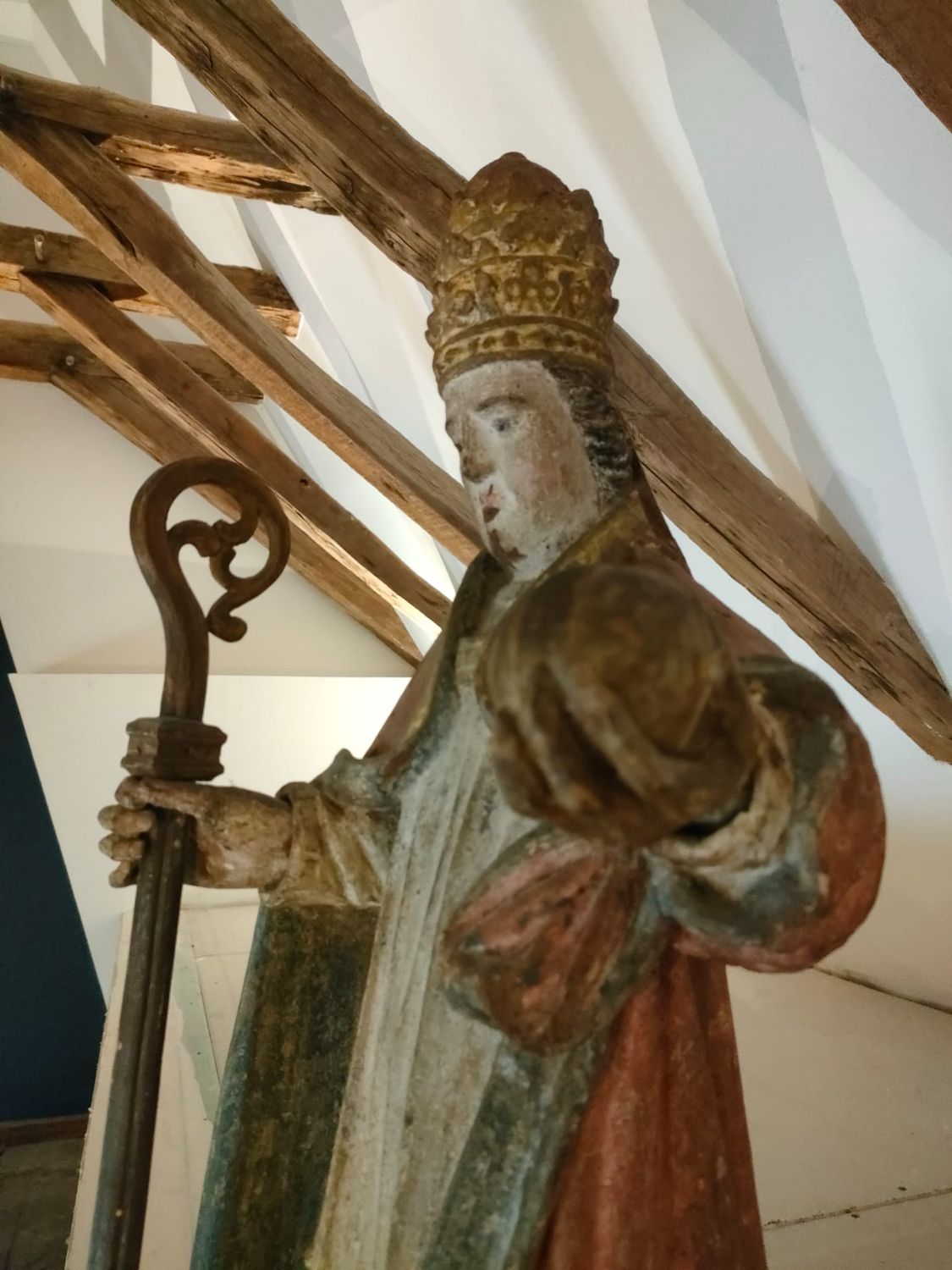 Statue en bois polychrome d’un Pape du 17 eme