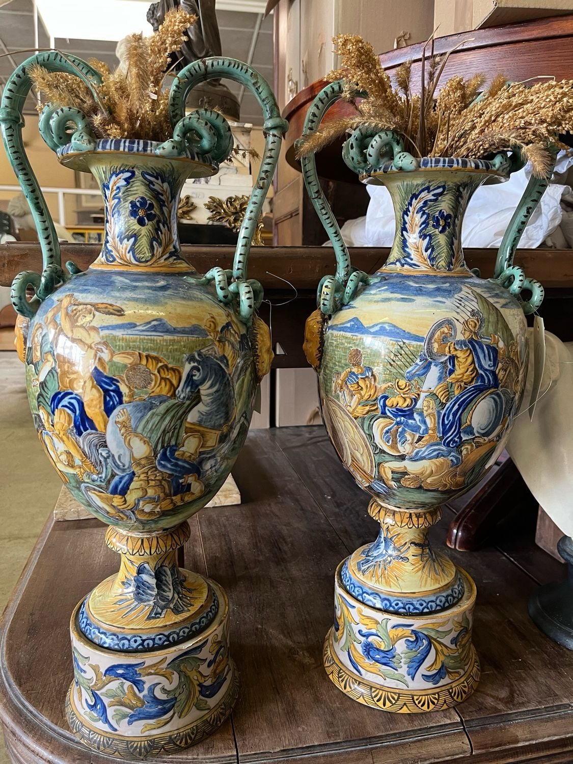 Paire de vase à motifs florales et de bataille - H 62 cm