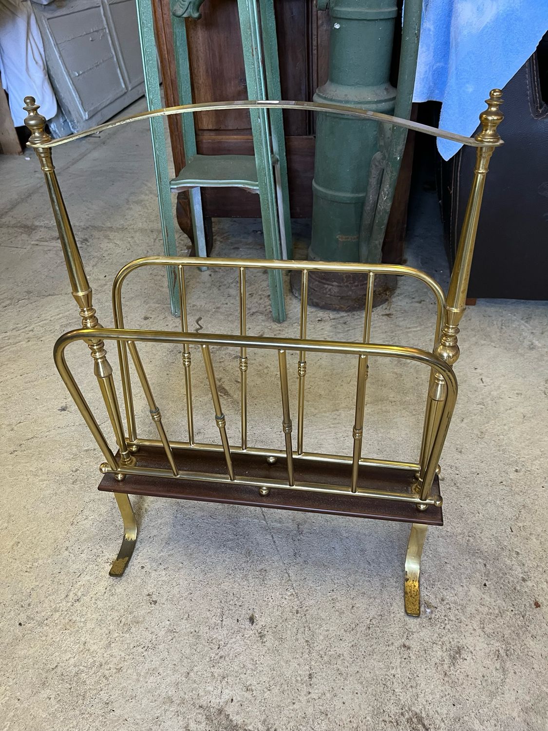 Porte revue en métal doré à plaque de bois vernis. 60 x 45 cm. Légère oxydation.