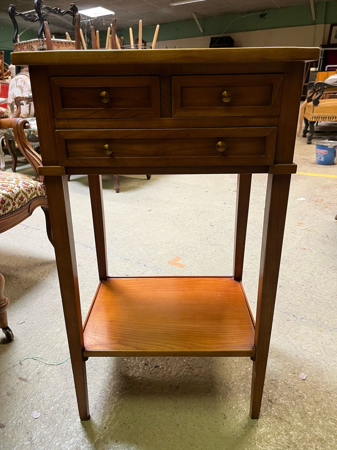 Chevet de style directoire ouvrant par trois tiroirs ( quelques rayures sur le plateau)- 44 x 34 x H 75 cm