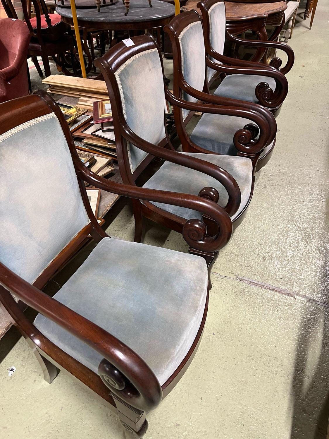4 fauteuils en placage d’acajou assises velours bleu, style Restauration -