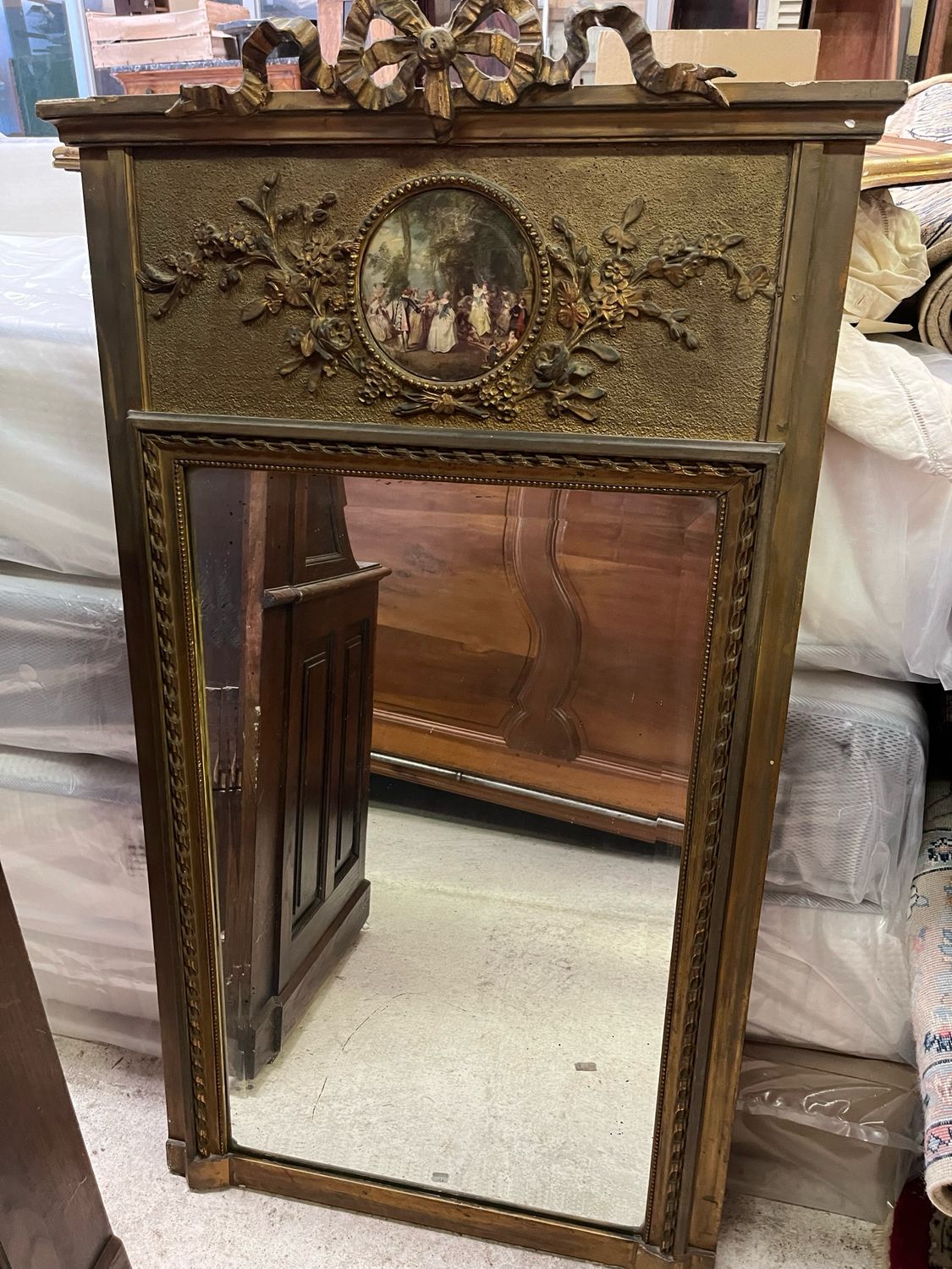 Petit trumeau de style Louis XVI en bois et stuc doré avec reproduction d’une scène galante en partie supérieure - 127 x 70 cm