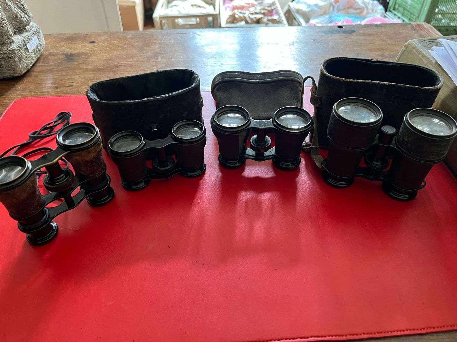 Quatre  paire de jumelles de théâtre vendu seul dont deux de la Maison Chevallier.