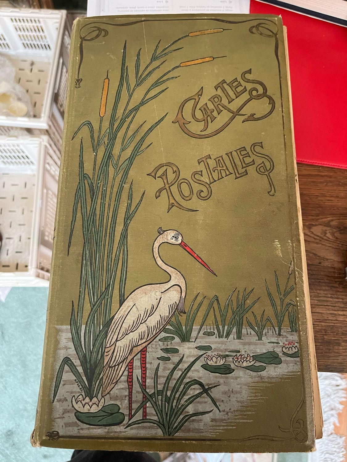 Album comprenant environ 500 cartes postale : villes de France (Paris, Normandie, …) et villes étrangères.