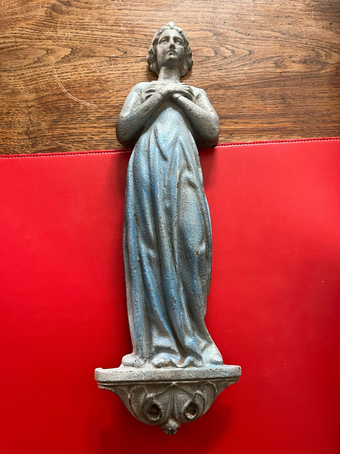 Plaque d’ornementation allégorique en fonte d’acier laquée bleu, représentant une femme drappée, XIXe - H : 34,5 cm