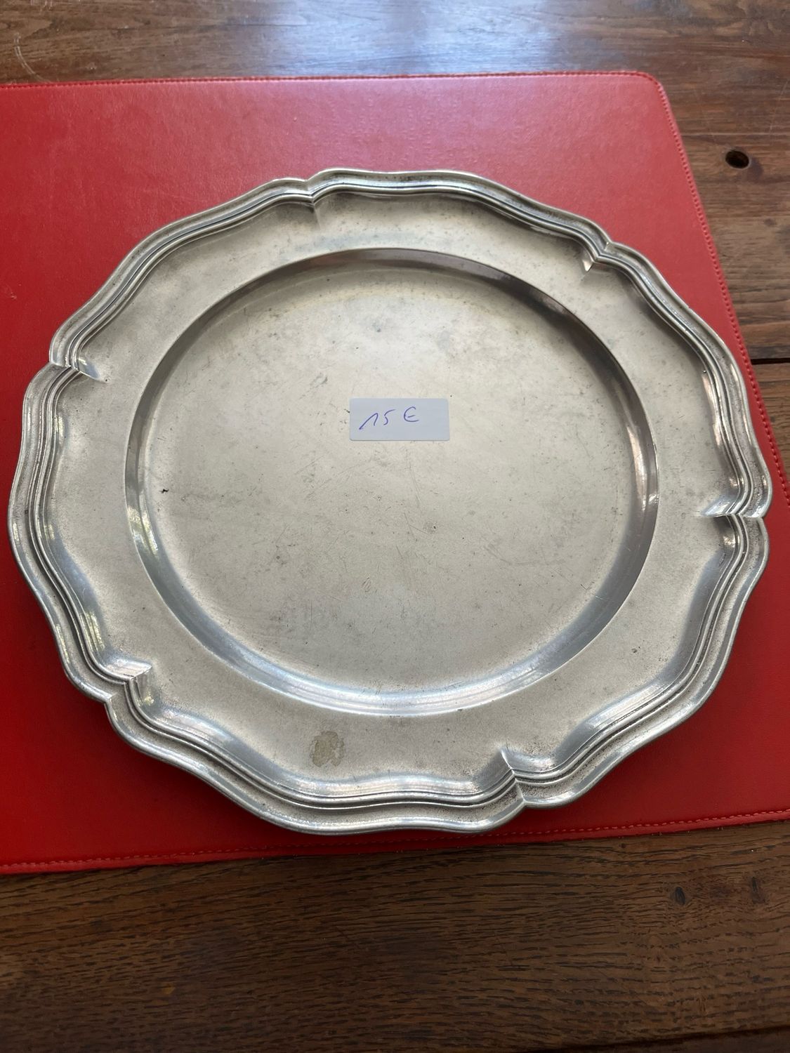 Plateau rond en métal argenté - D 28 cm