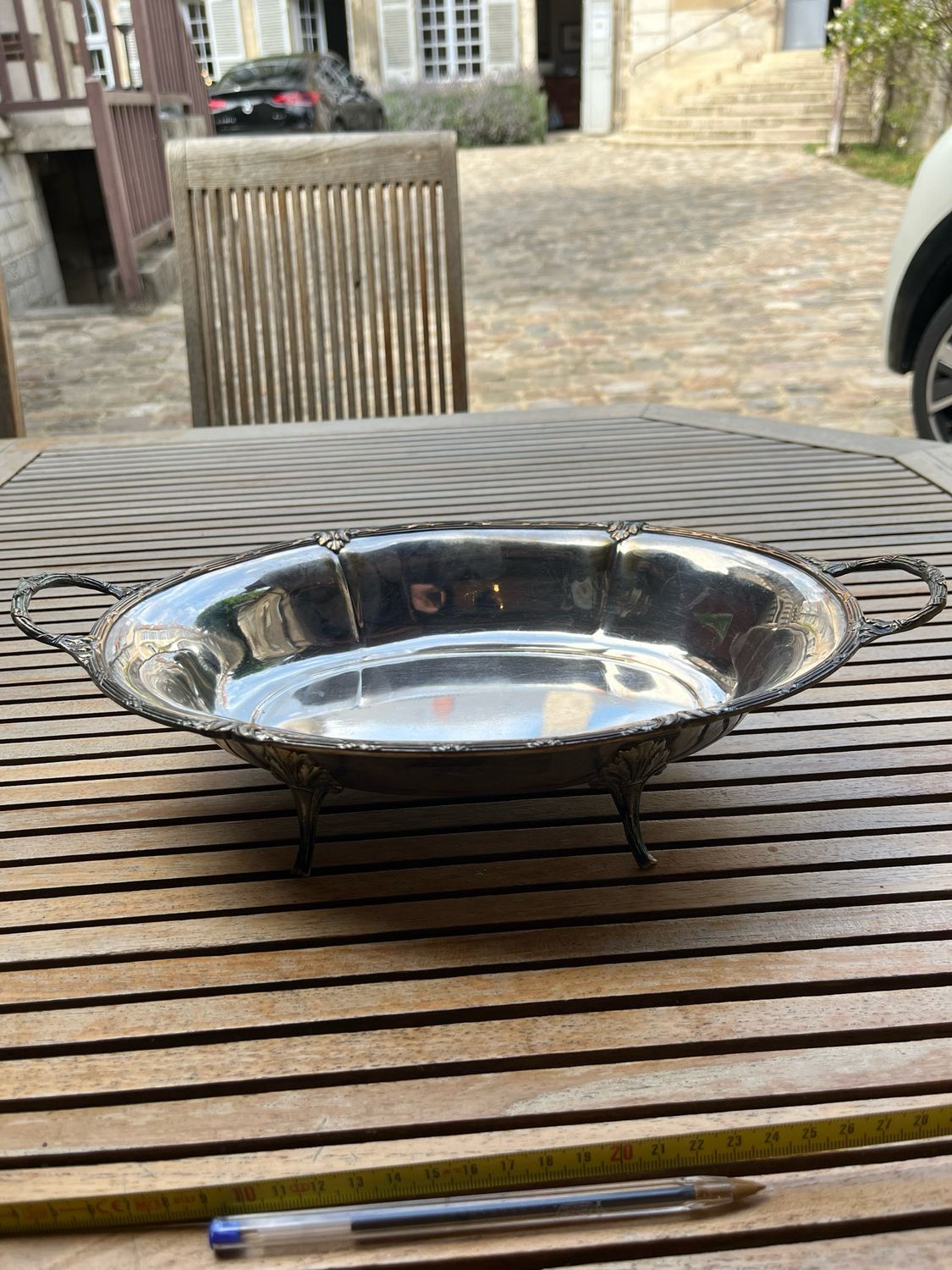 Plateau ovale sur quatre pieds en métal argenté - 38,5 x 23 cm