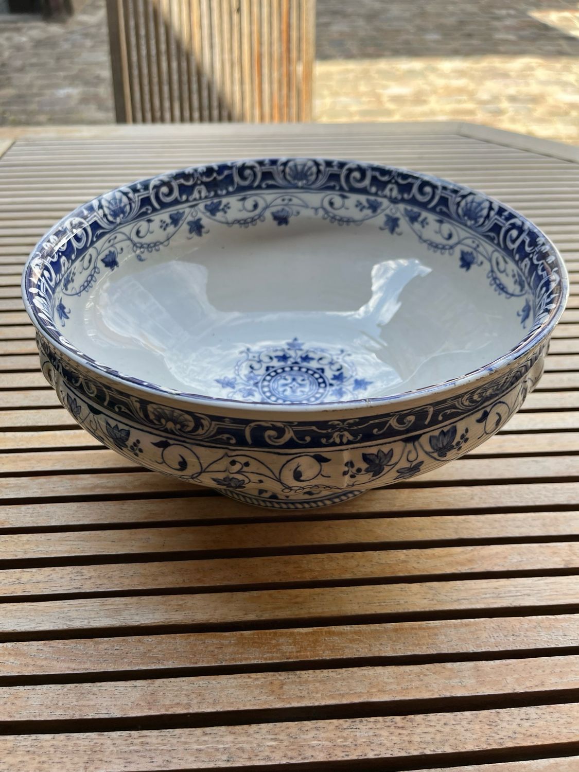 Ancien saladier orné de fleur bleue - D 25 cm