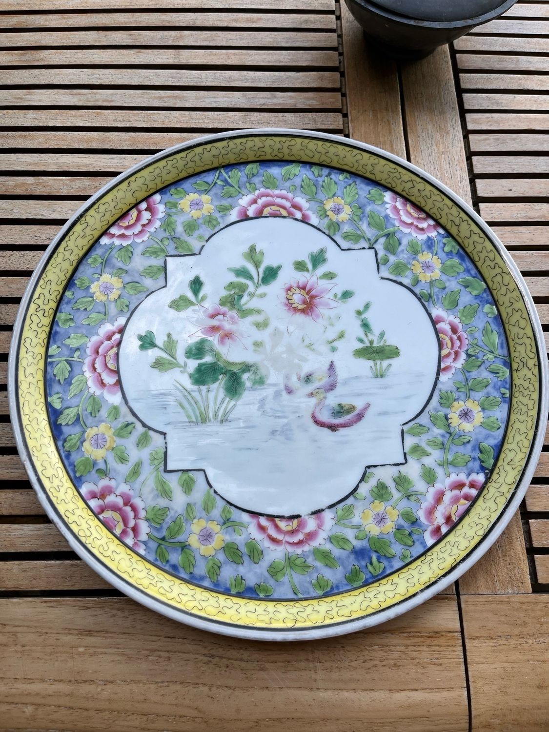 Grande assiette décor florale et canard - D 31,5 cm
