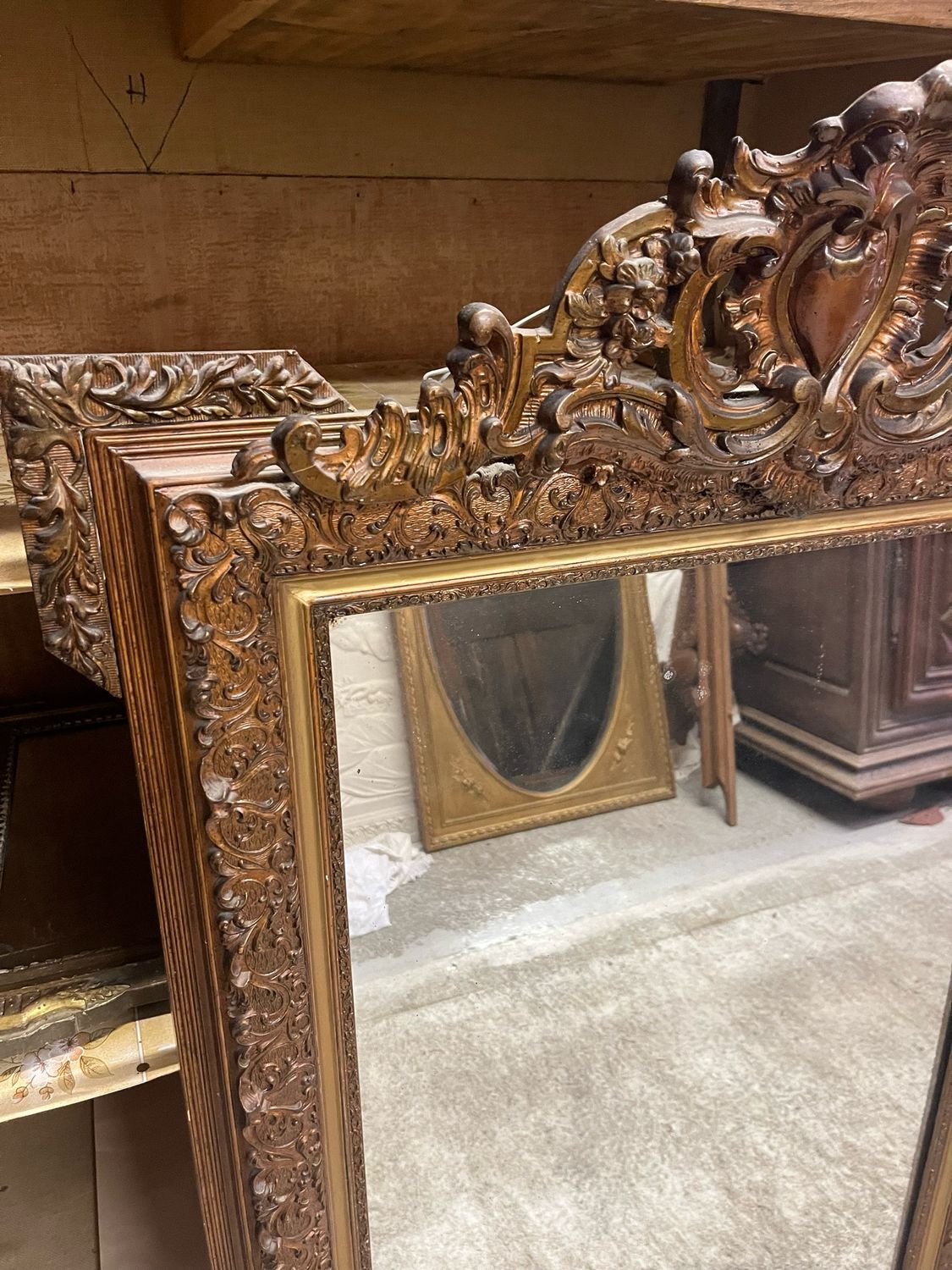 Glace d’appui de style LXV en bois et stuc redoré, fronton à la coquille - 132 x 87,5 cm