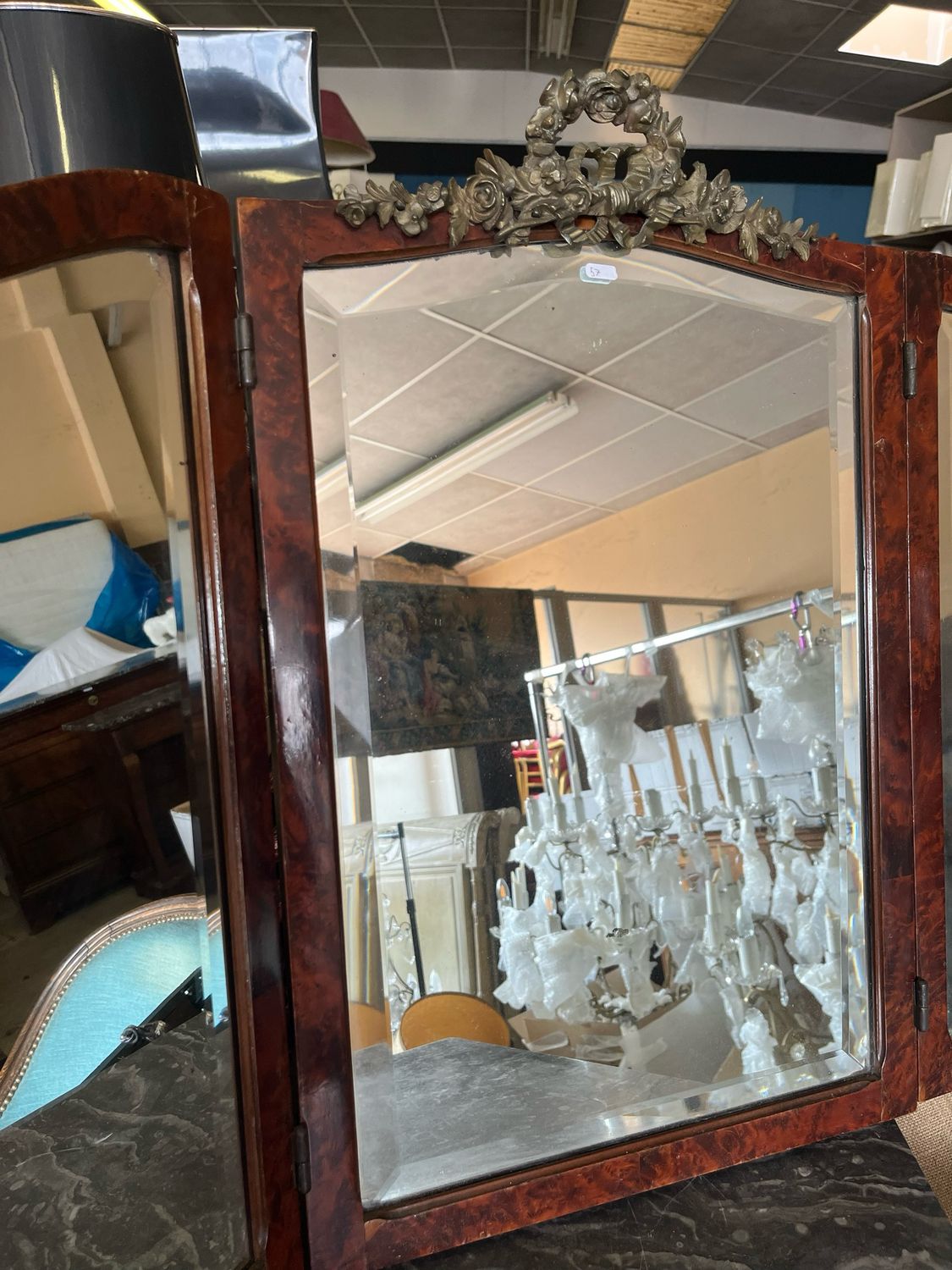 Miroir triptyque de coiffeuse en placage d’acajou surmonté d’un noeud LXVI - 64,5 x 41 cm