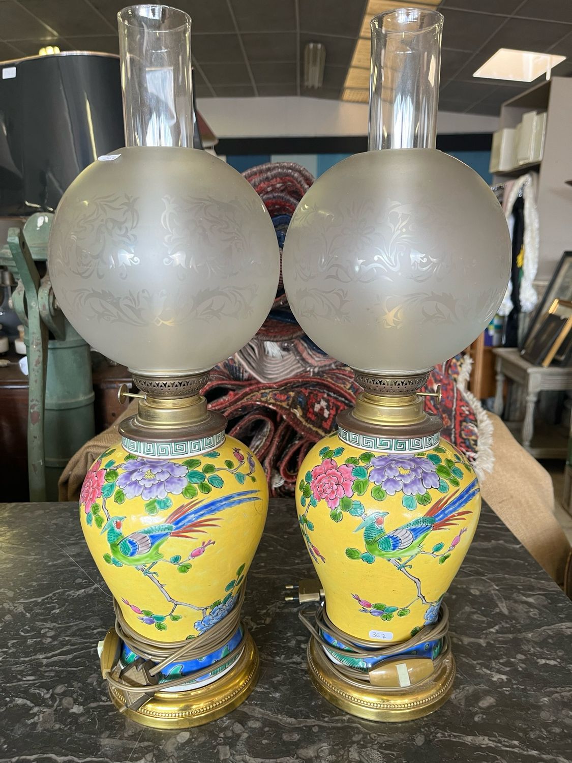 Paire de lampes en faïence à décor d’un oiseau branché et floral - H 55 cm