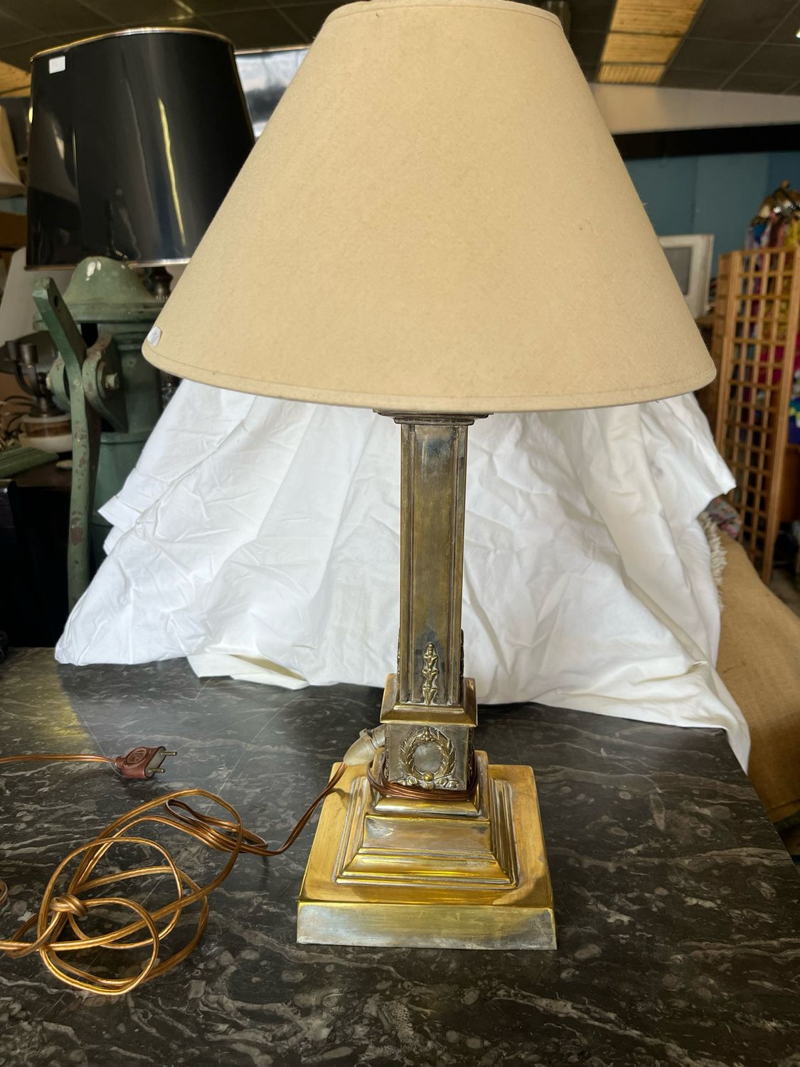 Lampe en métal doré de section carré, montée à l’électricité. H : 50 cm.