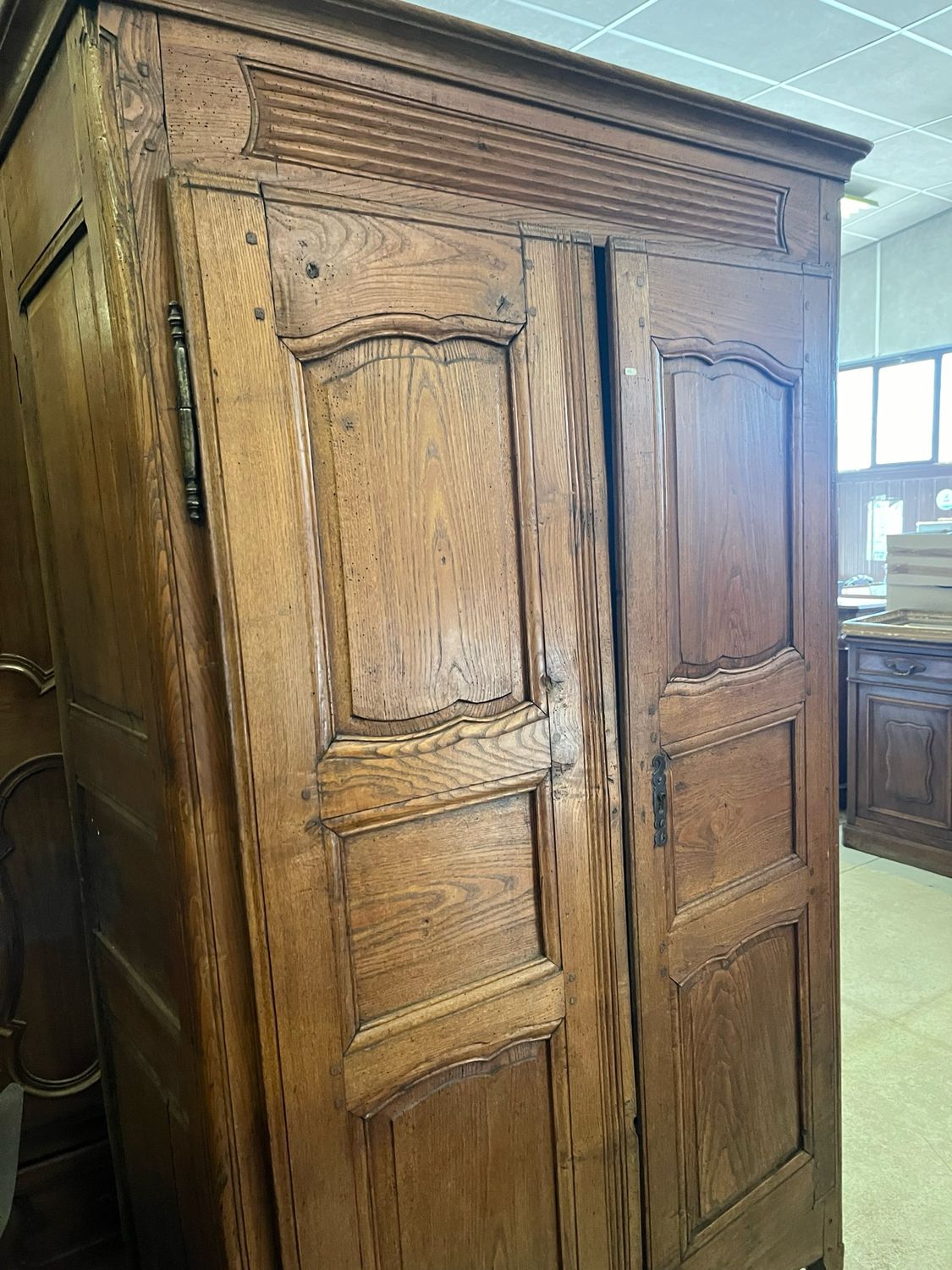 Petite armoire rustique Louis XV en chêne mouluré ouvrant par deux portes pleines XIXe - H 204 cm